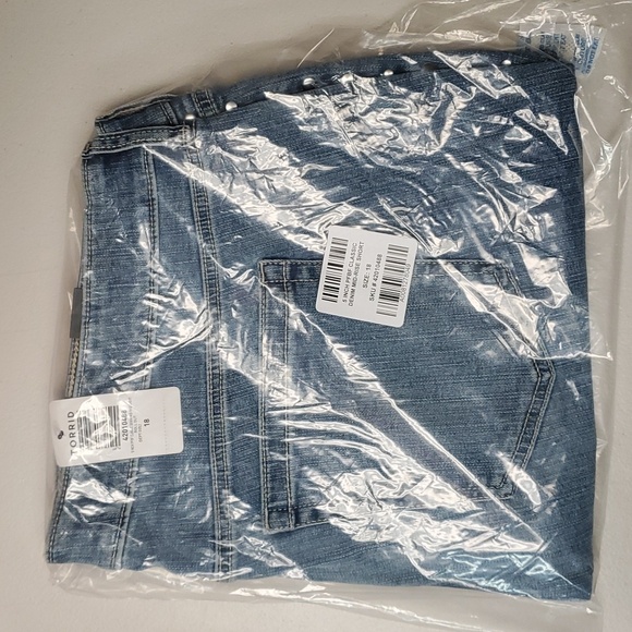 ❤️NWT VINTAGE TORRID SHORTS - 5" BOYFRIEND  STUDDED DENIM - MID RISE - PLUS SIZE - Picture 13 of 16
